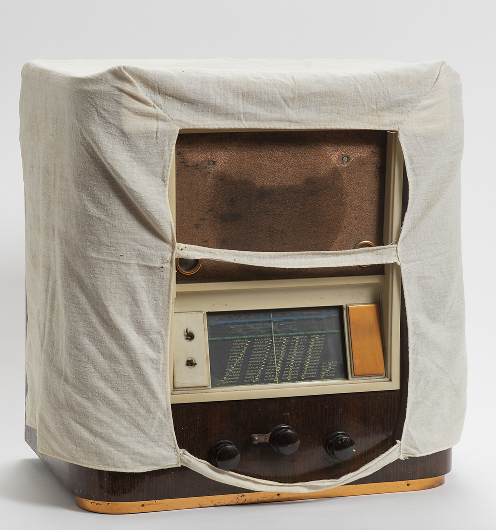 Radio TSF Pathé modèle 76 Modèle 1937 (N°5737 L), ), verticale à six lampes, compatible grandes ondes, petites ondes et ondes courtes en bois de noyer. Collections Musée de la Résistance et de la Déportation - Département de l'Isère. Inv. 92.08.01de la Résistance et de la Déportation - Département de l'Isère. Inv. 92.08.01