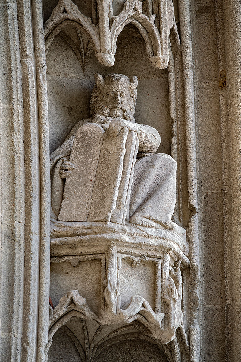 Sculpture du portail de l'église abbatiale