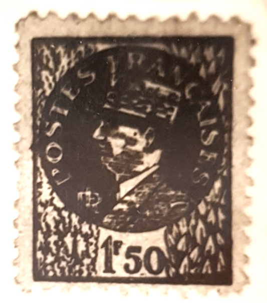 TImbre à l'effigie du Général De Gaulle collé sur l'enveloppe d'une lettre de menace envoyée par la Résistance à un collaborateur.