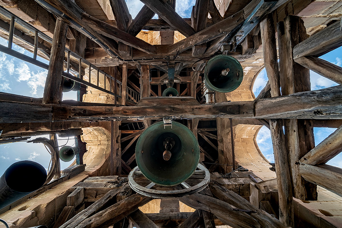 À la suite des destructions survenues au cours des guerres de Religion, le clocher est rénové, doté d’une horloge et de cloches commandées en 1600 à « Jehan Poisson et Michel du Pain, fondeurs du pays de Lorraine ». Une cloche portant le sceau de l’abbé Nicolas Gasparini et datée de 1734 est conservée dans le trésor.