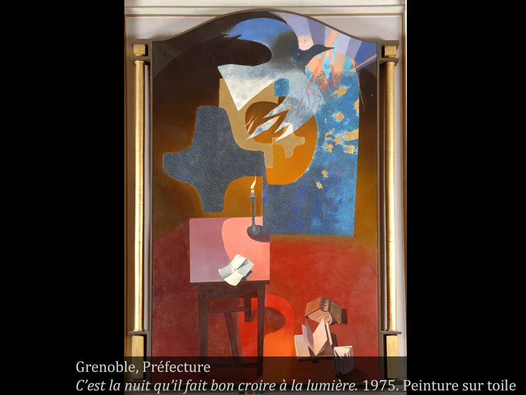 C'est la nuit qu'il fait bon de croire à la lumière, Préfecture de Grenoble, 1975, Arcabas Croix abstraite avec un oiseau qui s'envole. Des livres sont sur le sol.