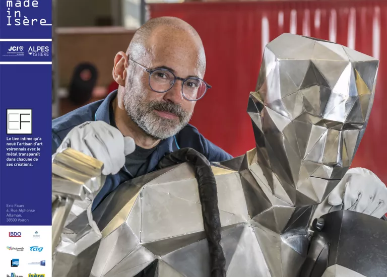 Portrait de l'artisan d'art Eric Faure et d'un de ses personnages en métal © Denis Morel, photographe