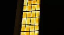 Vitrail jaune, verre antique sous plomb, 1952 - Musée Arcabas en Chartreuse © Denis Vinçon Vitrail jaune visible au musée Arcabas en Chartreuse © Denis Vinçon