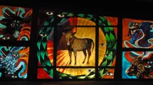 Vitrail "L'Agneau de Dieu", 4m², 1990-2002, Alpe d'Huez © Philippe Gonnet Au centre du vitrail, un angeau est représenté dans un cercle vert. Autour de lui, les quatre évangélistes : le taureau pour Saint-Luc, l'aigle pour Saint-Jean, l'homme pour Saint-Matthieu et le lion pour Saint-Marc © Philippe Gonnet