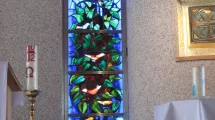 Vitrail "Oiseaux dans les buissons", verre antique sous plomb, 1991, La Salette © Philippe Gonnet Vitrail bleu avec un buisson vert au milieu. Plusieurs oiseaux sont posés sur le buisson. © Philippe Gonnet