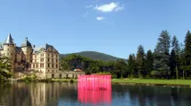Vue en couleurs de l'Installation Rose Palace dans le parc du Domaine de Vizille © ©Domaine de Vizille/Département de l'Isère