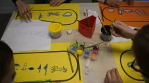 Atelier "Initiation à l'écriture hiéroglyphique" du Musée Champollion. Les enfants peignent sur des feuilles de couleur leur prénom en hiéroglyphe. © Département de l'Isère