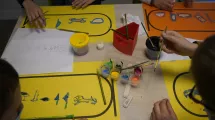 Atelier "Initiation à l'écriture hiéroglyphique" du Musée Champollion. © Département de l'Isère Atelier "Initiation à l'écriture hiéroglyphique" du Musée Champollion. Les enfants peignent sur des feuilles de couleur leur prénom en hiéroglyphe. © Département de l'Isère