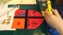 Atelier "Aux armes, chevaliers !" du Musée de l'Ancien-Évêché. © Département de l'Isère Atelier "Aux armes, chevaliers !" du Musée de l'Ancien-Évêché. Un enfant décor son blason. © Département de l'Isère