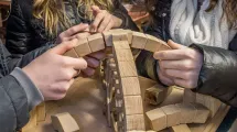 Visite-atelier "L’Abbaye Saint-Antoine et construire au Moyen-Âge" au Musée de Saint-Antoine-l'Abbaye © Fabien Da Costa Visite-atelier "L’Abbaye Saint-Antoine et construire au Moyen-Âge". Les enfants utilisent des cubes en bois pour simuler la construction d'arcs et voûtes comme au Moyen-Âge. © Fabien Da Costa