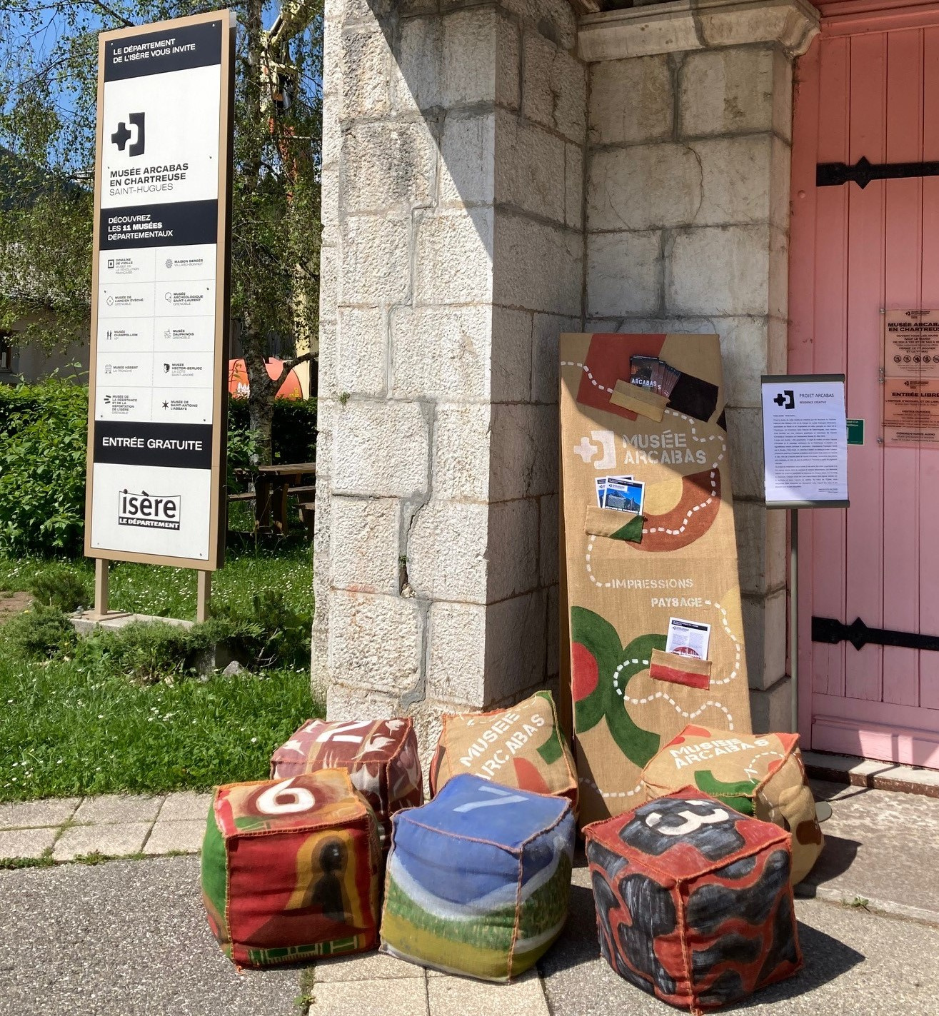 Présentoir et cubes devant le musée