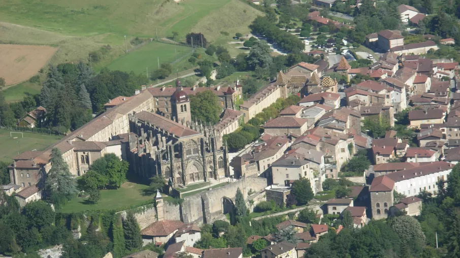 Vue aérienne du village de Saint-Antoine-l'Abbaye ©  Département de l’Isère / Musée de Saint-Antoine-l'Abbaye