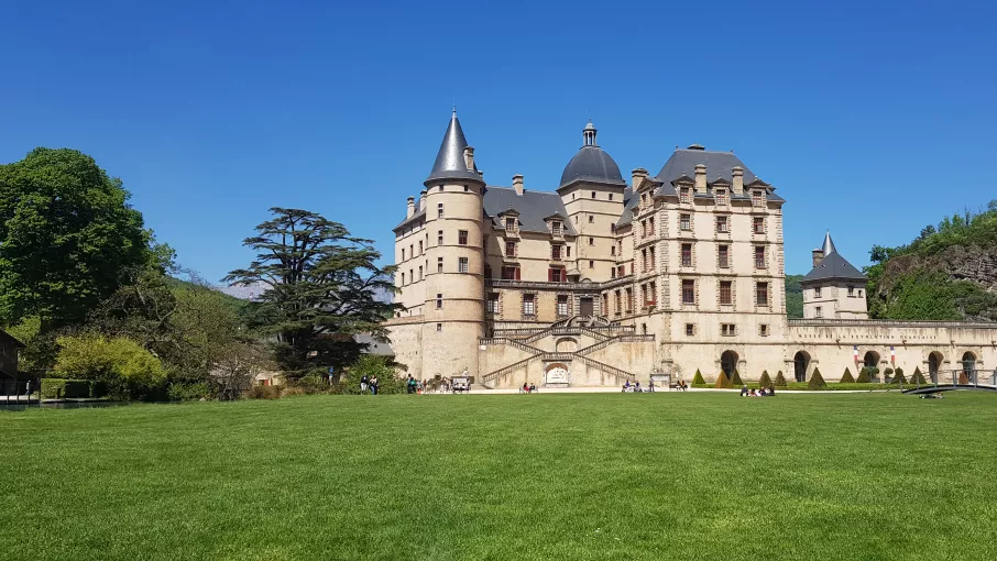 Vue en couleurs du Musée de la Révolution française depuis la prairie © Domaine de Vizille/Département de l'Isère