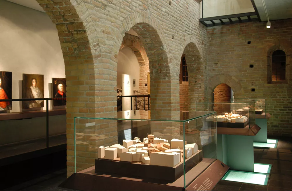 La galerie des évêques et la salle des maquettes © Musée de l'Ancien Evêché. Guy Depollier La galerie des évêques et la salle des maquettes © Musée de l'Ancien Evêché. Guy Depollier