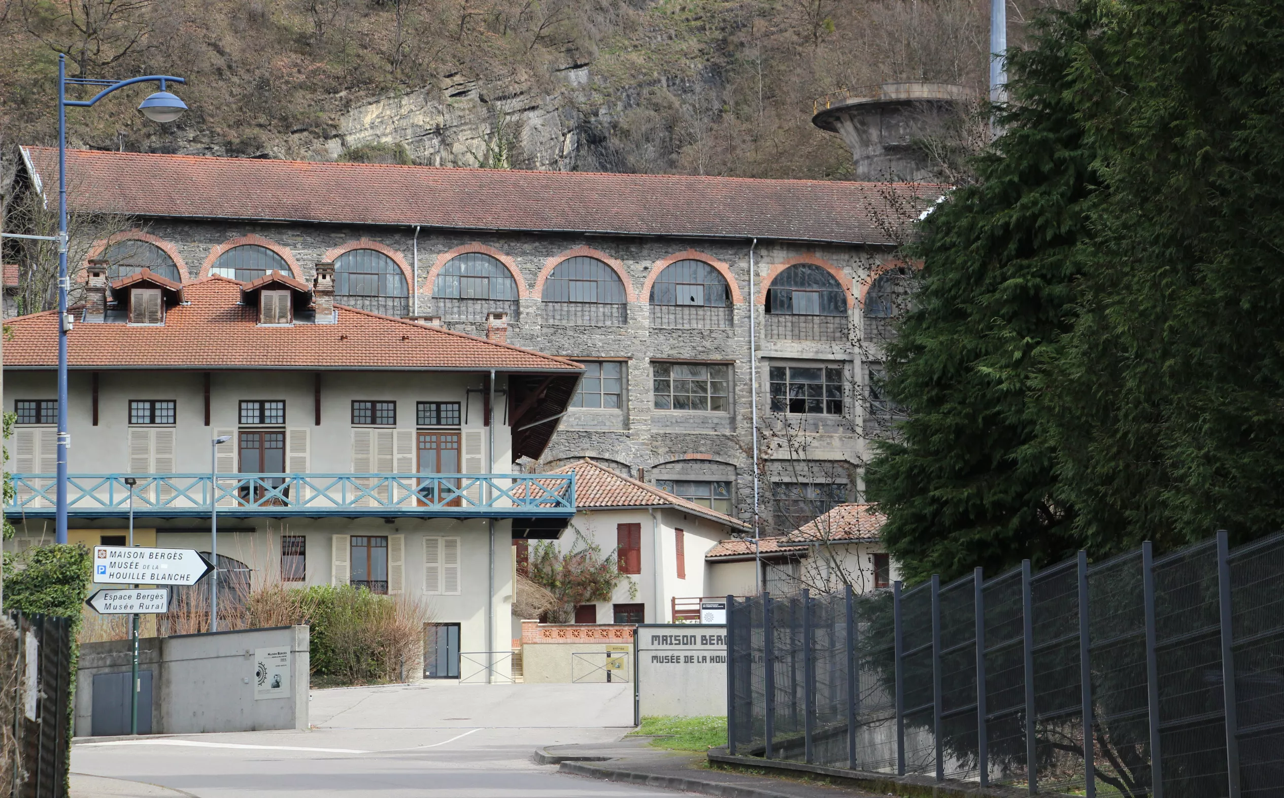 Maison Bergès à Lancey avec, à l'arrière-plan, l'ancien bâtiment du laboratoire des papeteries s'élevant sur trois niveaux © Maison Bergès, photo Frédérique Virieux