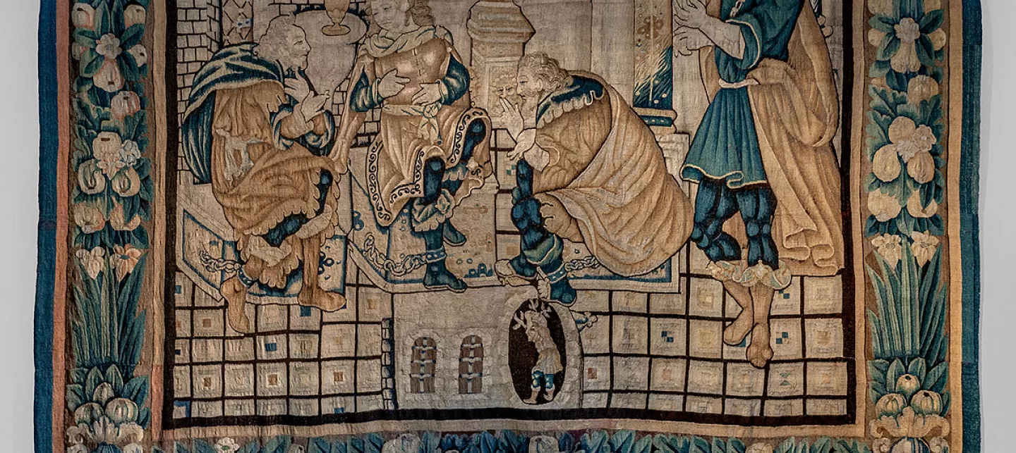 Tenture Tapisserie d'Aubusson. Les personnages aux contours soulignés par un cerne brun portent d’amples vêtements aux plis matérialisés 