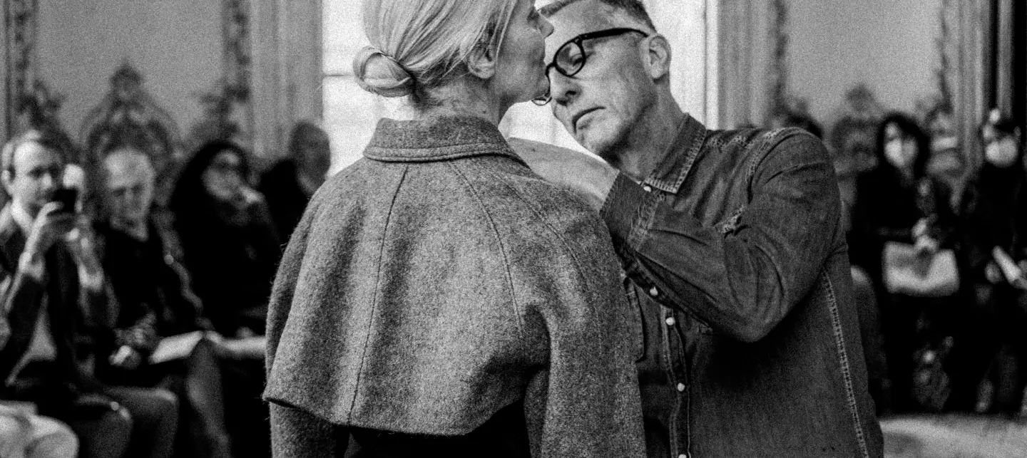 Photo en noir et blanc : Olivier Saillard habillant une mannequin lors d'une performance