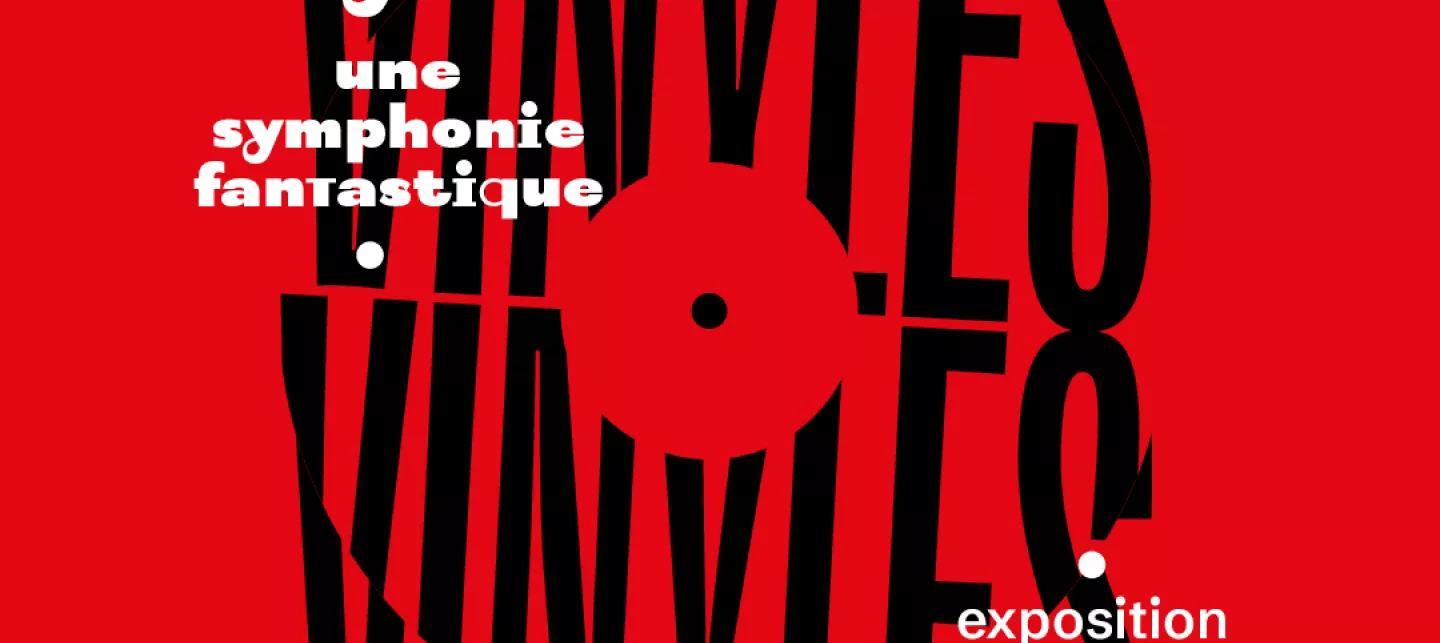 affiche de l'exposition avec le titre en noir et le fond rouge et un cercle au centre symbolisant le disque