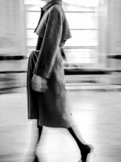 Image noir et blanc de la performance d'Olivier Saillard "Moda Povera VII - Les v