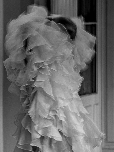 Image noir et blanc de la performance d'Olivier Saillard "Moda Povera VII - Les robes de mariée finissent toujours célibataires"