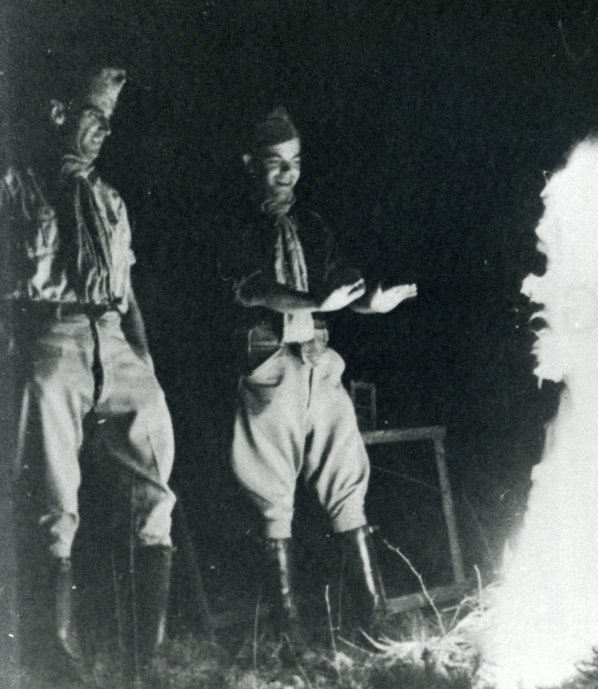 Le capitaine André Lanvin-Lespiau (à gauche) et le lieutenant Menton autour d'un feu de camp sur le plateau des Grandes-Rousses en août 1944. Collections Musée de la Résistance et de la Déportation – Département de l’Isère. Inv. 2023.0.132