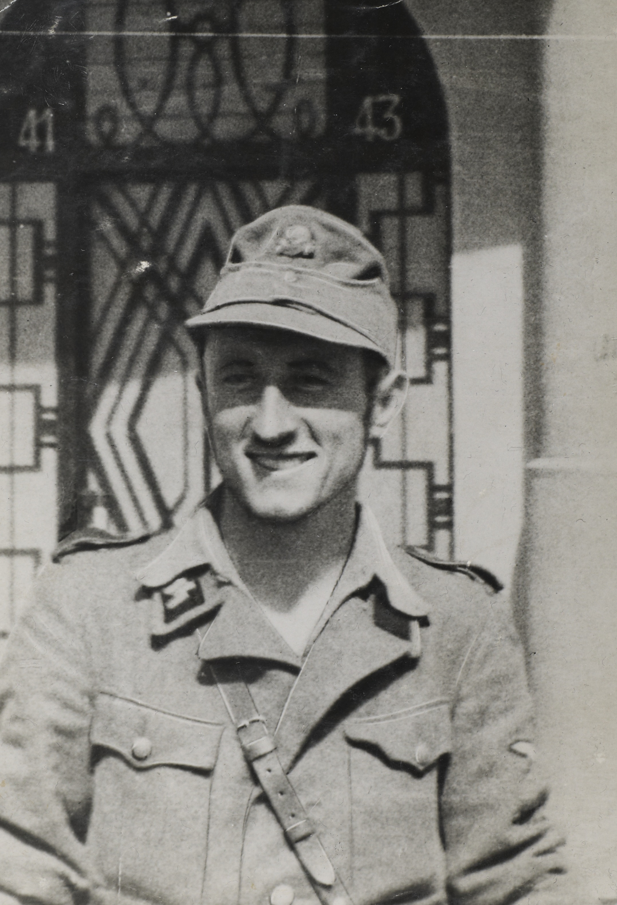 Chef de la section locale des Jeunes de l’Europe nouvelle et recruteur pour la Waffen SS, sans compter ses nombreuses accointances avec les autres mouvements collaborationnistes, Éclache est responsable avec son équipe de tueurs de l’arrestation et de la mort de dizaines de Juifs ou résistants, ainsi que de nombreux pillages menés sous couvert d’actions politiques. Déclaré ennemi public N°1 à Grenoble à la Libération, il est condamné à mort et fusillé en octobre 1945.