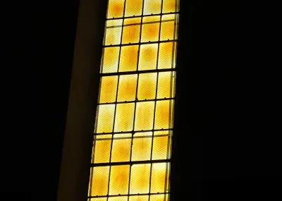 Visuel d'un vitrail au musée d'art sacré contemporain Saint-Hugues-de-Chartreuse