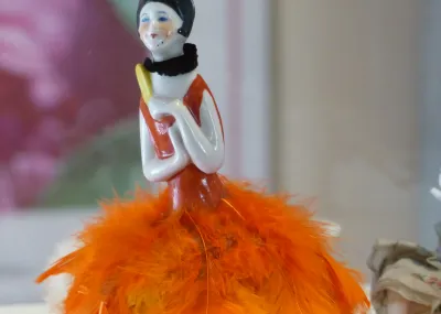 Demi-figurine, style garçonne à l'éventail ©  Département de l’Isère / Musée de Saint-Antoine-l'Abbaye