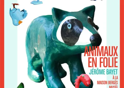 Affiche des Animaux en folie de Jérôme Bayet avec au centre un raton-laveur en papier mâché de couleur verte et autour de lui des pingouins, des oiseaux bleu et rouge, le monstre du Loch Ness © Maison Bergès-Musée de la Houille blanche, graphiste Vincent Velasco