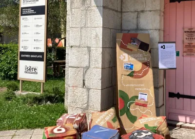 Les cubes et le présentoir devant le musée © Musée Arcabas