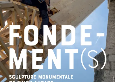Affiche de la sculpture monumentale en bois de Simon Augade au musée Arcabas en Chartreuse intitulée "Fondements" montrant une photographie de l'artiste en train de fixer des planches