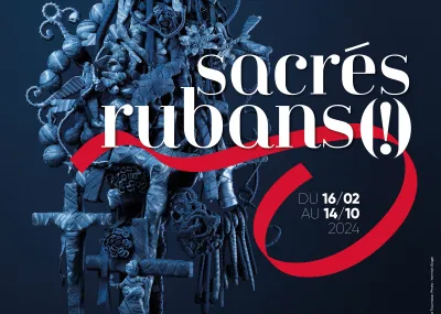 Affiche de l'exposition "Sacrés rubans" composée d'une photographie d'objets funéraires et liturgiques enrubannés de satin bleu sur fond bleu nuit