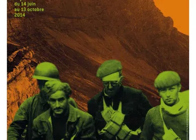 Affiche de l'exposition "Vercors 40-44" composée d'une photographie de quatre résistants sur fond de montagne dans des tons vert et orange