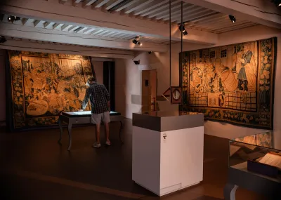 salle d'exposition du parcours permanent avec tapisserie d'Aubusson
