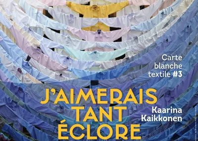 affiche de l'exposition j'aimerais tant éclore de Kaarina Kaikkonen composée d'une photo d'une installation qu'elle avait réalisée avec une accumulation de chemises