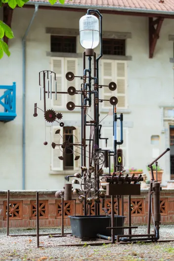 Machine composée d'un réservoir d'eau, d'engrenages, de roues tournant grâce à l'eau
