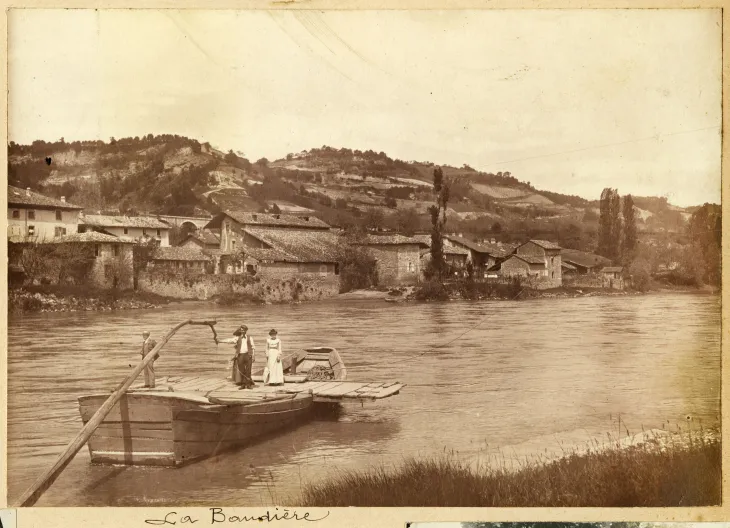 Le bac à traille de la Baudière à Saint-Lattier Photographie anonyme, vers 1900, fonds Quinot