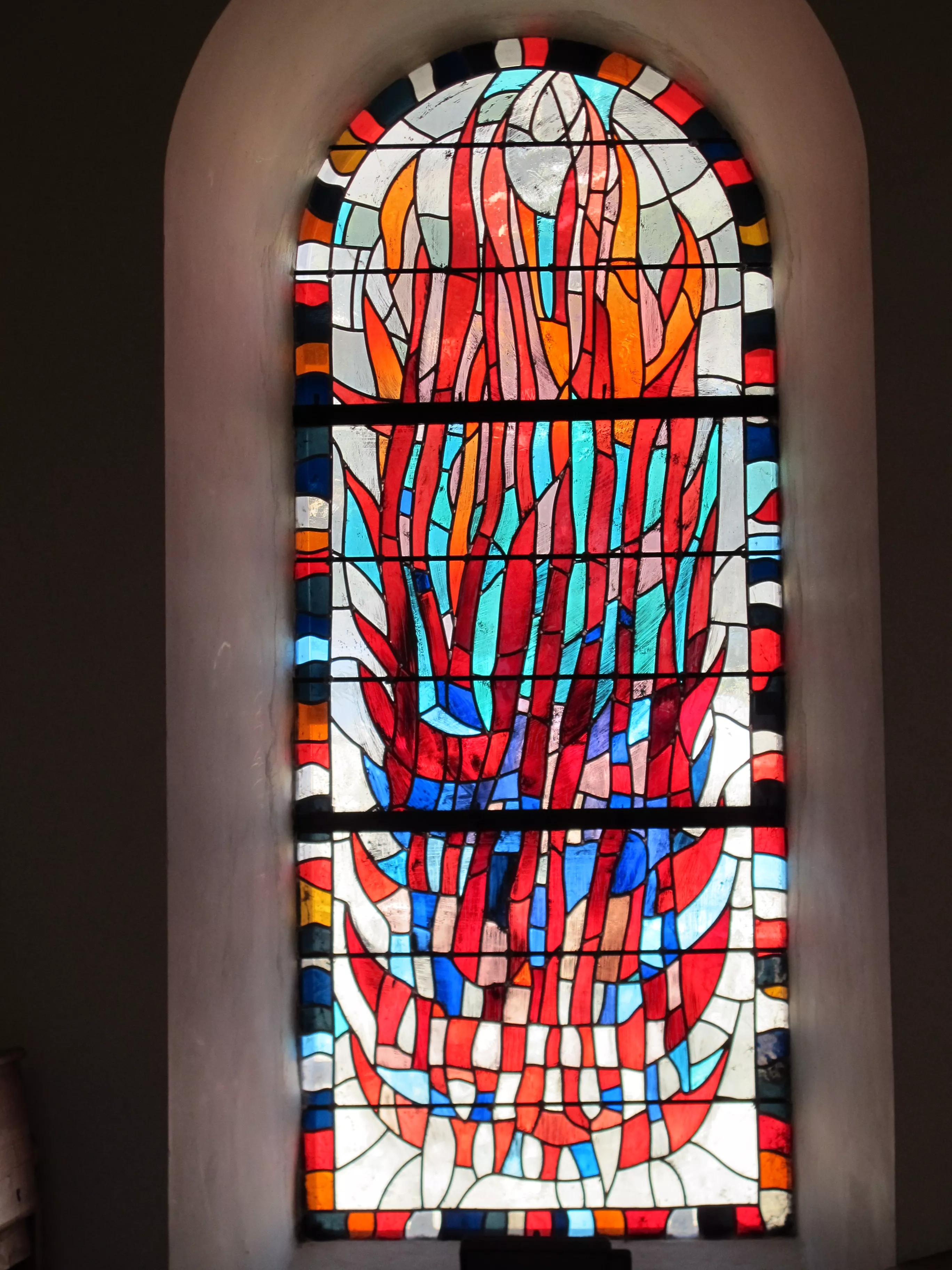 Vitrail abstrait sur le thème de la vie de Jean-Baptiste.