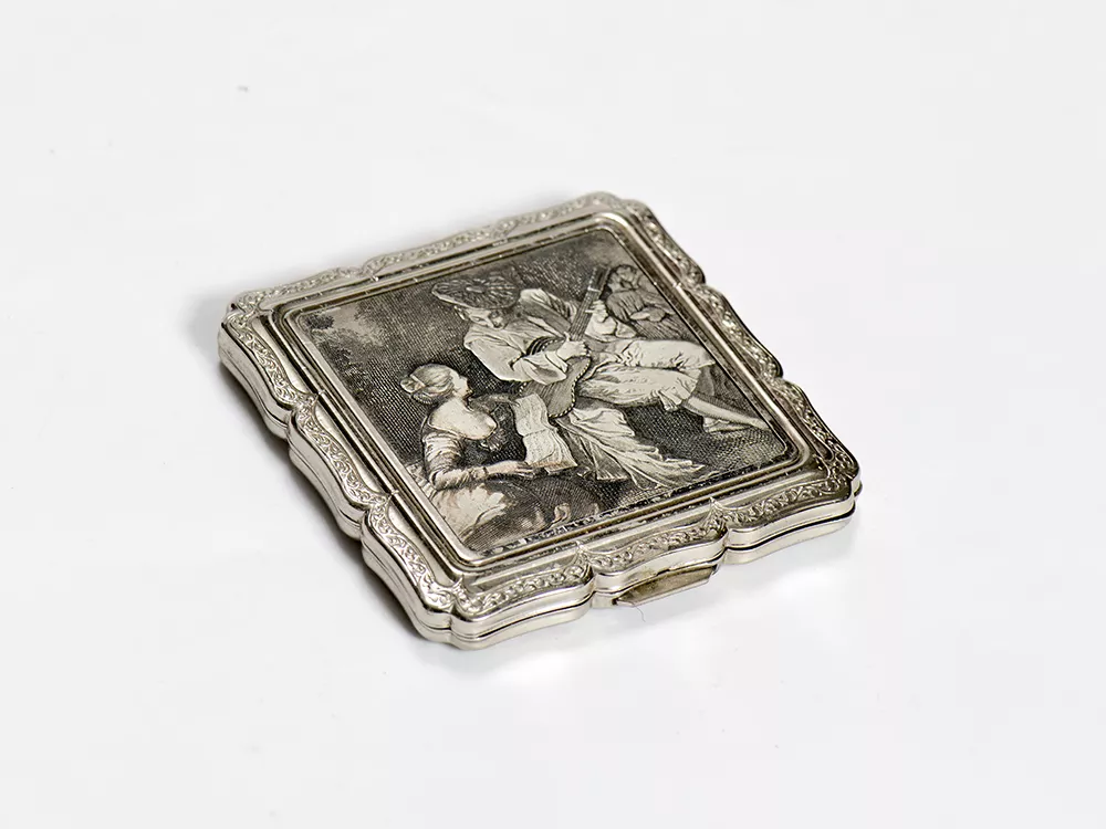 Poudrier présenté dans l'exposition Esprit de poudre parfums d'esprit Poudrier présenté dans l'exposition Esprit de poudre parfums d'esprit