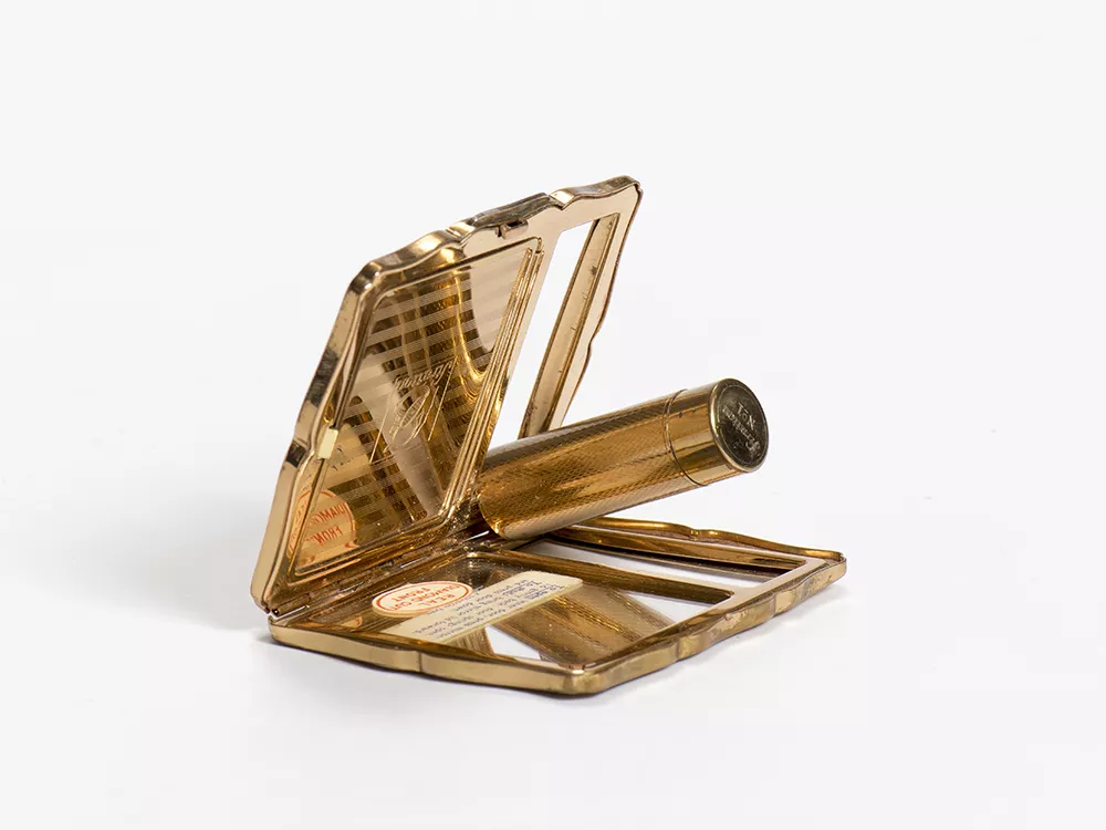 Poudrier présenté dans l'exposition Esprit de poudre parfums d'esprit Poudrier présenté dans l'exposition Esprit de poudre parfums d'esprit