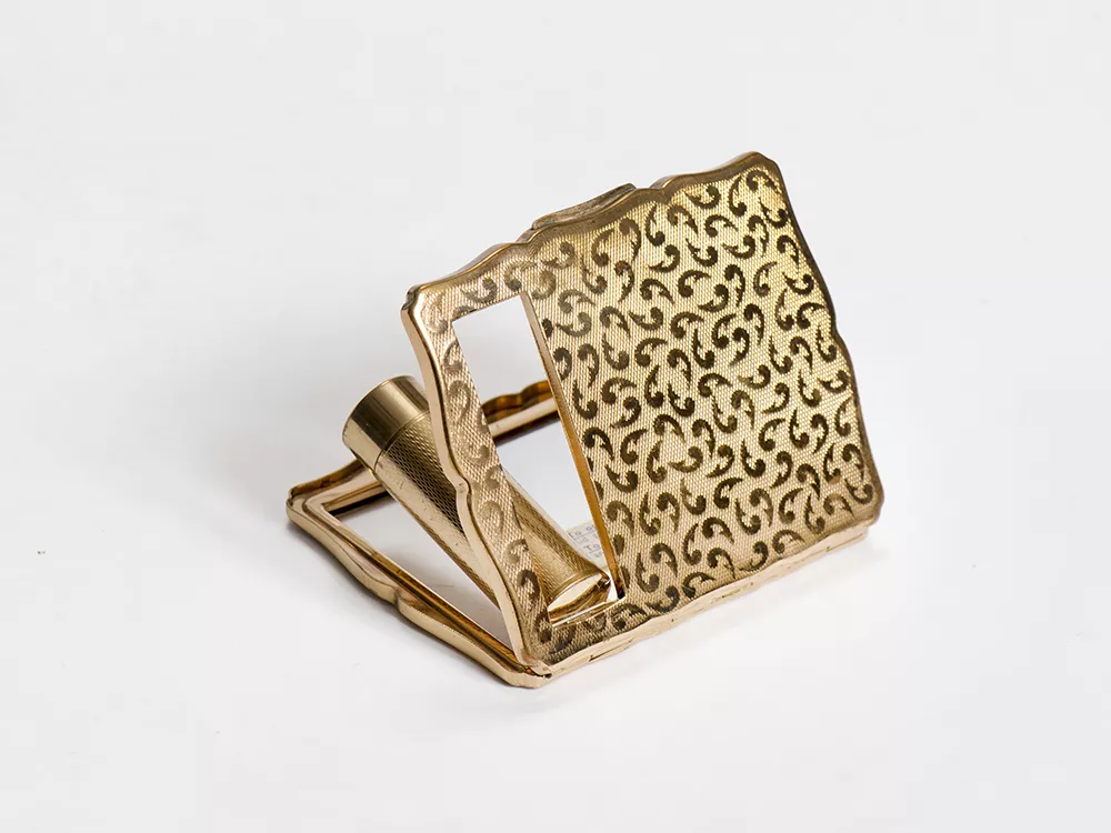 Poudrier présenté dans l'exposition Esprit de poudre parfums d'esprit Poudrier présenté dans l'exposition Esprit de poudre parfums d'esprit