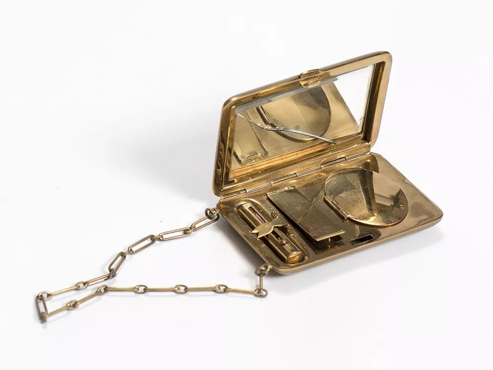 Poudrier présenté dans l'exposition Esprit de poudre parfums d'esprit Poudrier présenté dans l'exposition Esprit de poudre parfums d'esprit