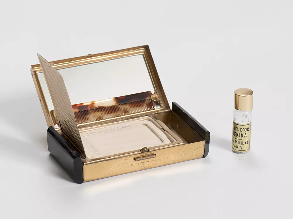 Poudrier présenté dans l'exposition Esprit de poudre parfums d'esprit Poudrier présenté dans l'exposition Esprit de poudre parfums d'esprit