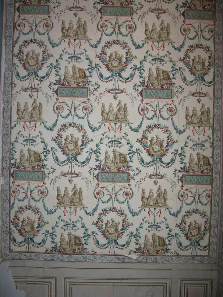 Papier peint en arabesques avec bas de lambris, fin 18e siècle, maison forte à Vignieu