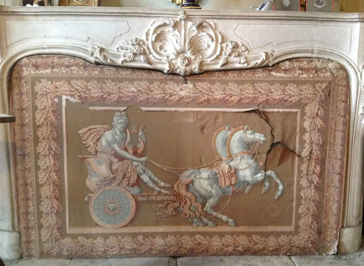 Pare-feu en papier peint, début 20e siècle, représentant Orphée assis dans un char tiré par deux chevaux