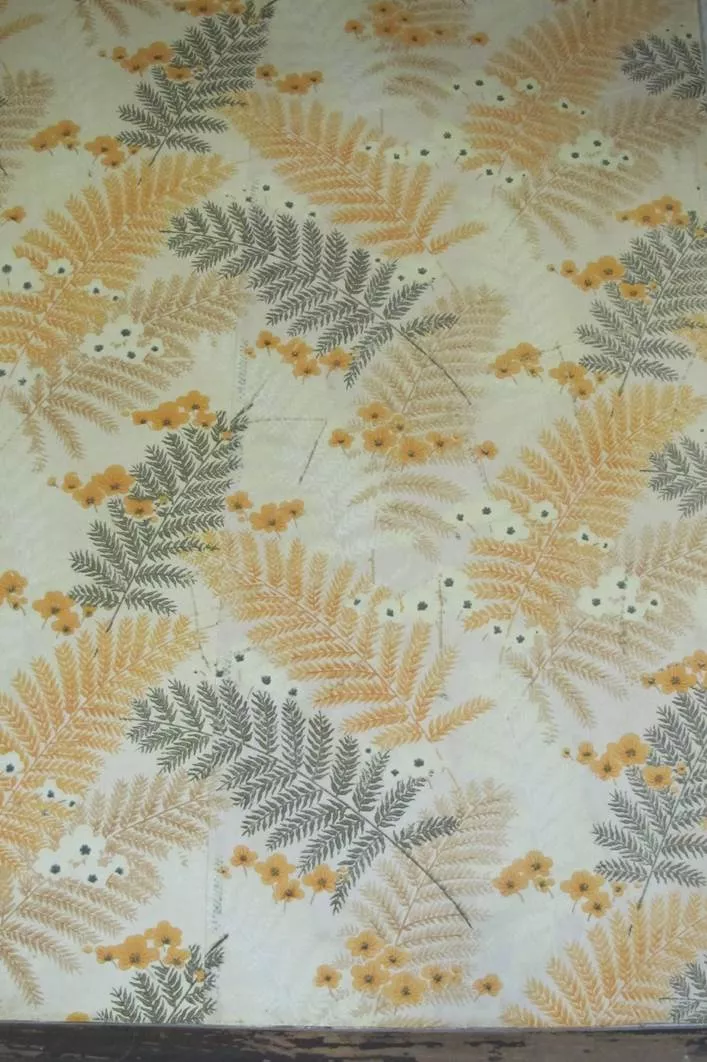 Papier peint, fin 19e-début 20e siècle, château de la Veyrie à Bernin, représentant des feuilles de fougères de différentes teintes