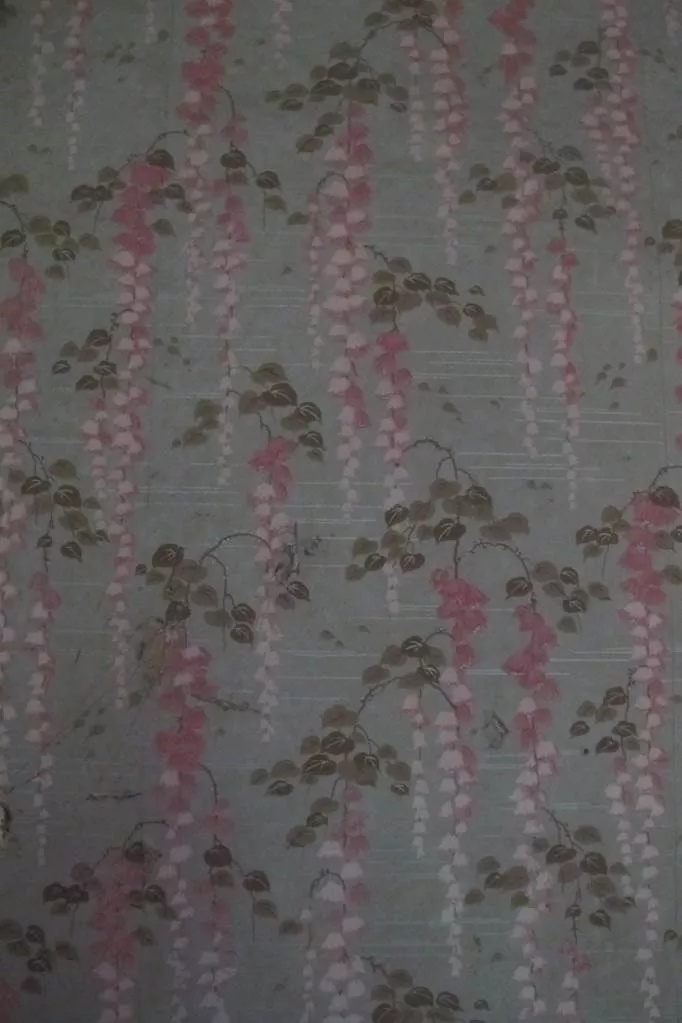 Papier peint de style Art déco, Château de la Veyrie à Bernin, représentant des grappes de fleurs roses