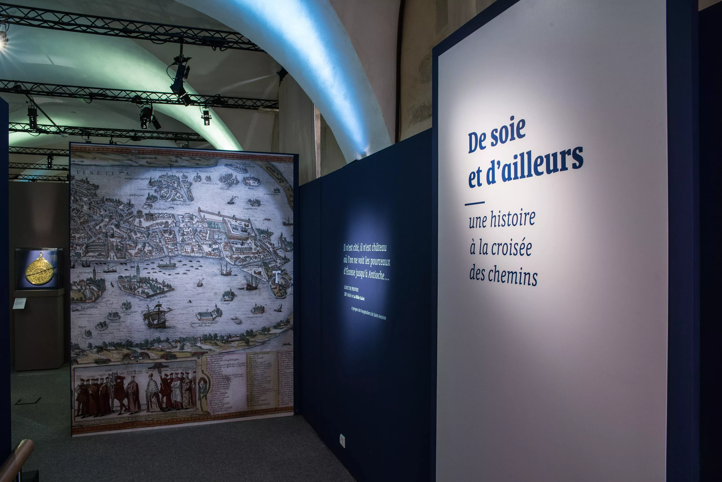 Vue de l'exposition De soie et d'ailleurs. Une histoire à la croisée des chemins