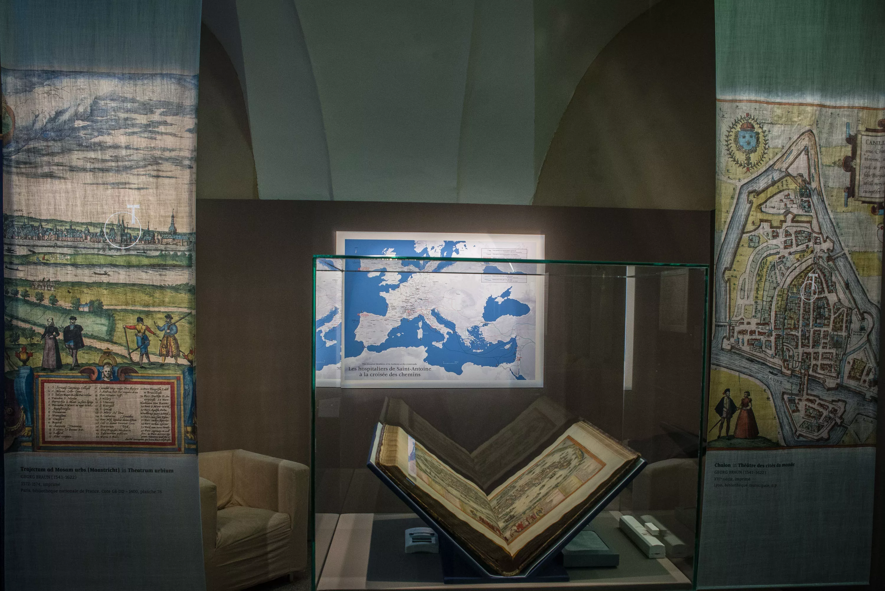 Vue de l'exposition De soie et d'ailleurs. Une histoire à la croisée des chemins