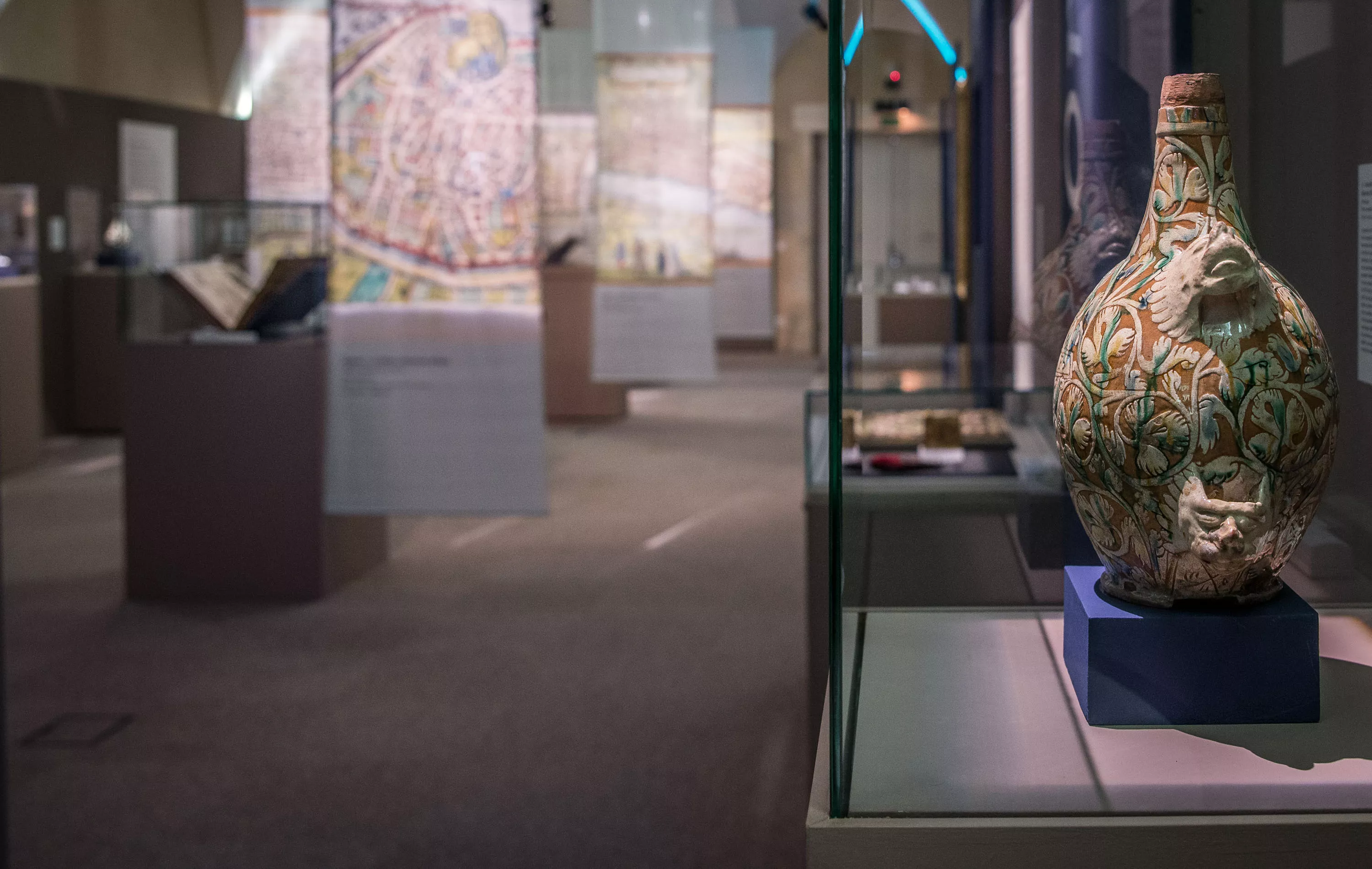 Vue de l'exposition De soie et d'ailleurs. Une histoire à la croisée des chemins